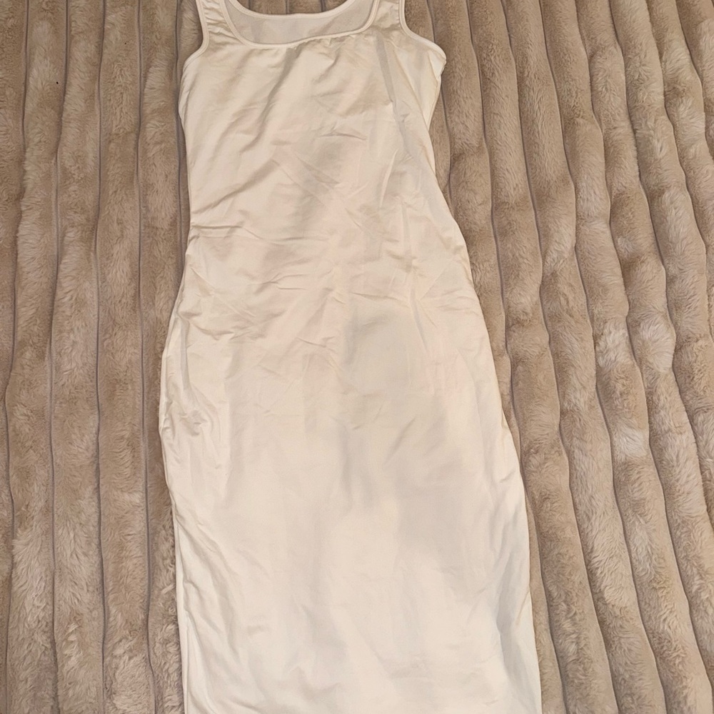 Elegant White Sleeveless Dress
